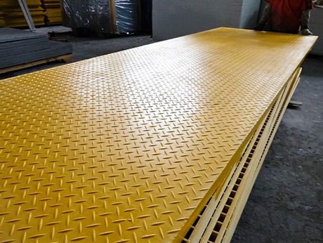 Tấm sàn thao tác dập gân bằng Composite 